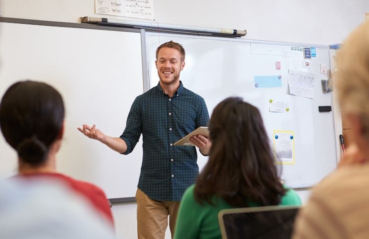 Insegnante che spiega in classe ai suoi alunni 