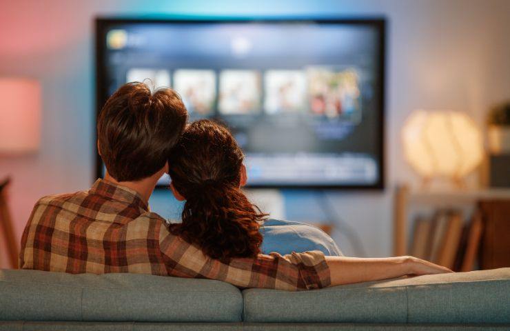 Coppia che guarda la tv