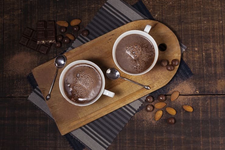Tazze di cioccolata calda viste dell'alto