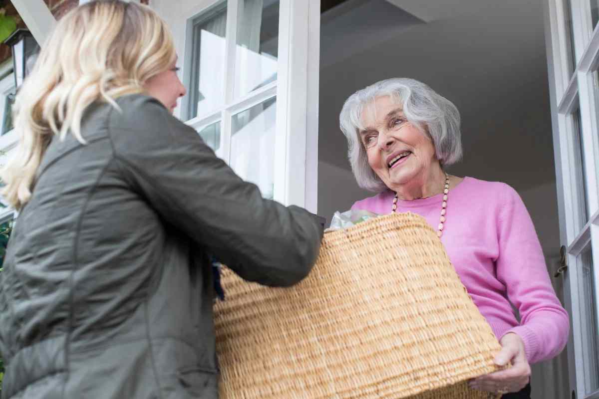 due donne che parlano e sorridono