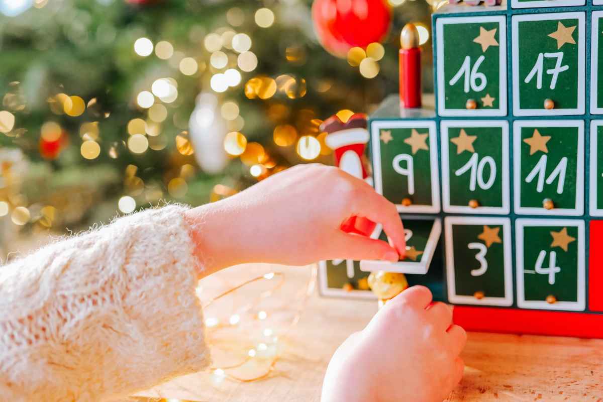 Donna che apre caselle calendario dell'avvento