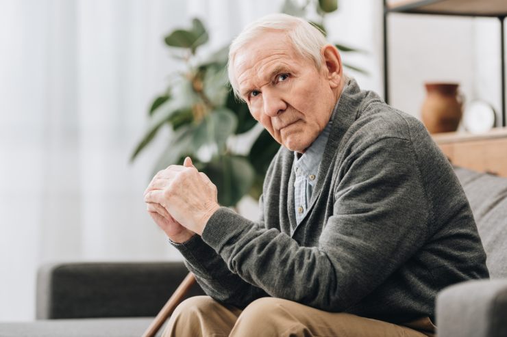 uomo pensionato seduto su poltrona