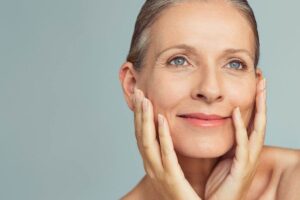 Donna matura con mani sul viso