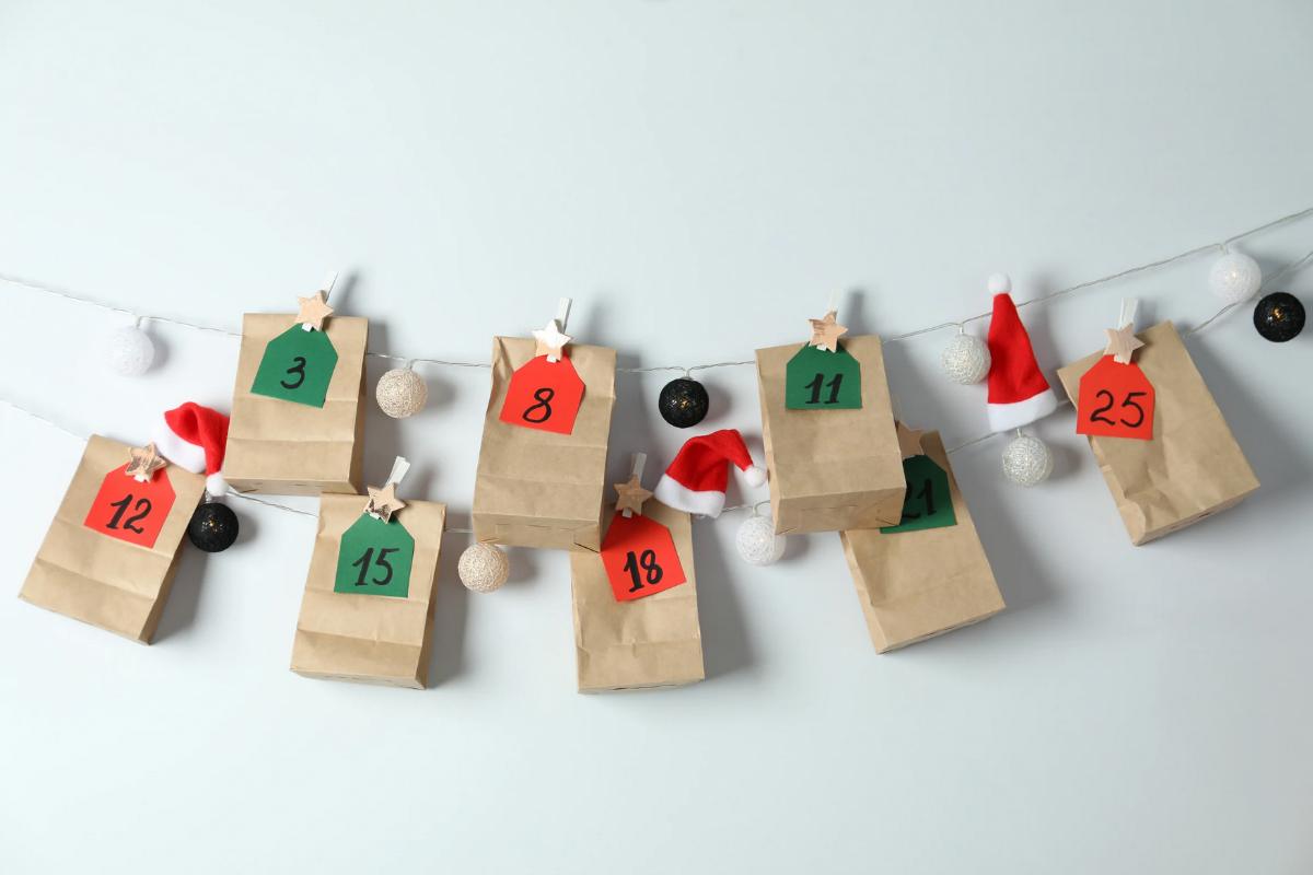 Bustine del calendario dell'avvento appese alla parete