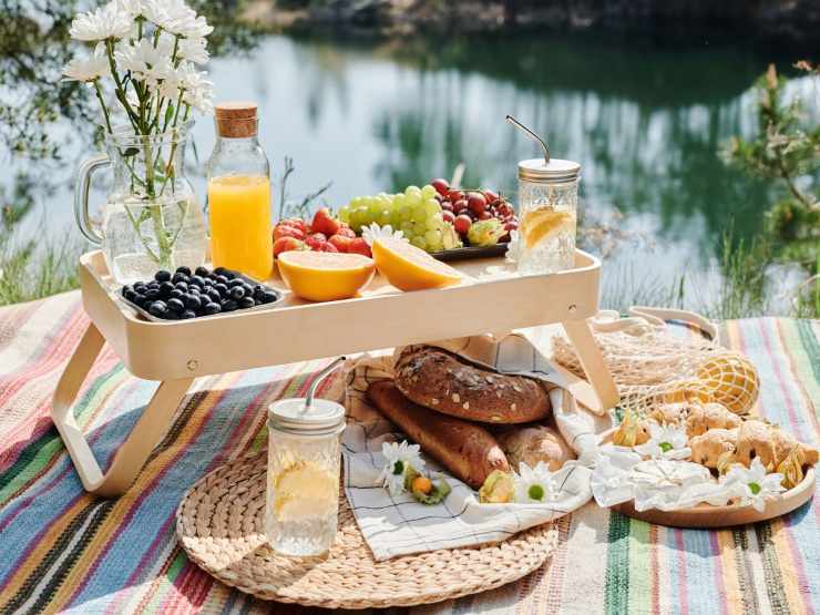 tavola con cibo vario